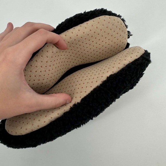 NWT Vera Bradley dog face printed fuzzy slip on slippers - Picture 4 of 5